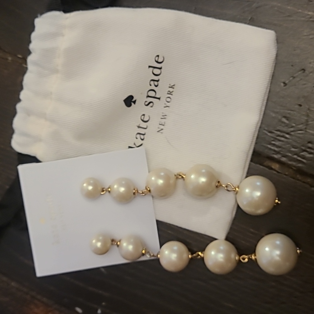 New with tags. Kate Spade drop pearl and gold earrings